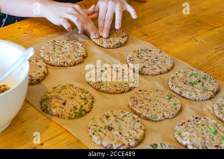 Preparazione delle polpettine Veggie Burger Foto Stock