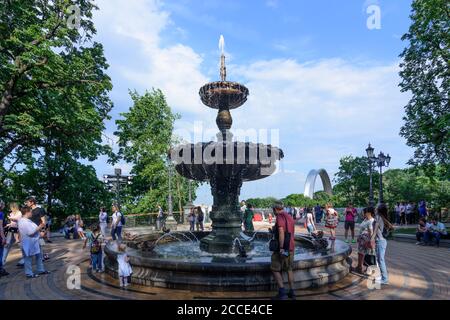 Kiev (Kiev), Fontana con pesce (copia delle famose fontane di Kiev Termen), Arco dell'amicizia popolare (Monumento dell'amicizia delle nazioni), arco di titanio a Ky Foto Stock