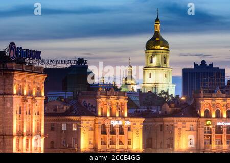 Kiev (Kiev), Maidan Nezalezhnosti (Piazza dell'Indipendenza), vista verso l'estremità occidentale, campanile della Cattedrale di Santa Sofia a Kiev, Ucraina Foto Stock