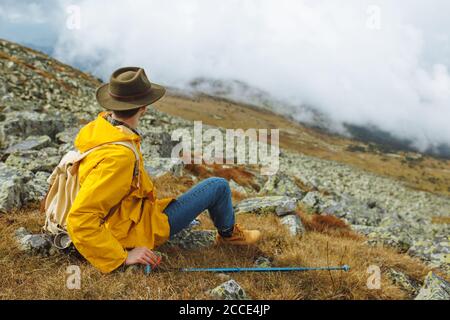 uomo solo infelice in attesa di pioggia, primo piano vista laterale foto. aspettativa Foto Stock