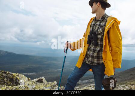 sfida concetto. wanderer non può strappare gli occhi lontano da una campagna incredibile, primo piano foto. copia spazio Foto Stock