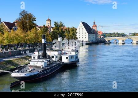 Regensburg, fiume Donau (Danubio), Steinerne Brücke (Ponte di pietra), nave museo Ruthof / Ersekcsanad nell'Alto Palatinato, Baviera, Germania