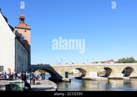 Regensburg, Steinerne Brücke (Ponte di pietra), fiume Donau (Danubio), torre all'estremità sud del ponte, Salzstadel (Salt Store) casa in Palati superiore Foto Stock