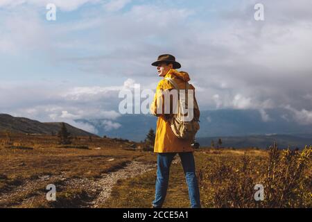 bell'uomo che sogna la libertà, primo piano indietro vista foto. Foto Stock