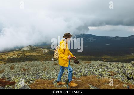 uomo ambizioso guardando nebbioso e foggy mattina valle al mattino, primo piano. copia spazio .vista laterale foto, hobby, interesse Foto Stock