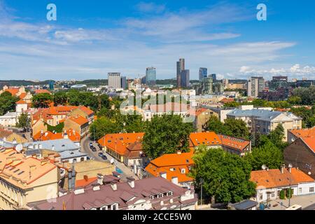 Vista panoramica estiva della città vecchia dal Campanile della Basilica Cattedrale di San Stanislao e San Vladislav. Vilnius Foto Stock