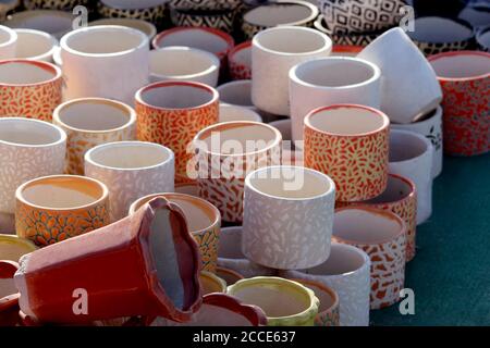 vaso da stoviglie colorato, tradizionale pentola di argilla artigianale nel mercato Foto Stock