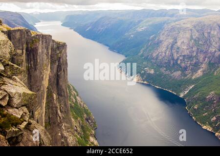 Veduta aerea di Lysefjorden dal monte Kjerag, nel comune di Forsand nella contea di Rogaland, Norvegia. Foto Stock