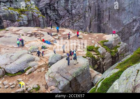 13 luglio 2017: La gente ammira il paesaggio, scatta foto e riposa su Kjerag, e Kjeragbolten. Ubicazione: Lysefjorden, Kjerag, Montagne scandinave Foto Stock