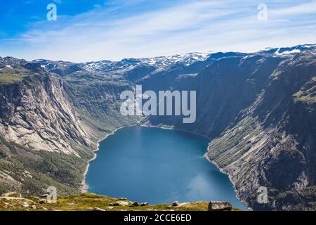 La gita estiva a Trolltunga, la lingua di Troll, nel lago Odda Ringedalsvatnet, Norvegia. Foto Stock