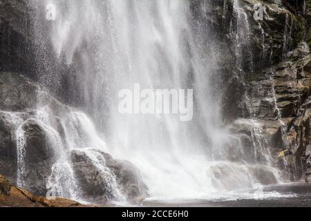 Skjervsfossen cascata in Hordaland, Norvegia Foto Stock