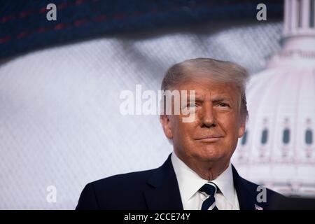 Arlington, Stati Uniti d'America. 21 Agosto 2020. Il Presidente degli Stati Uniti Donald J. Trump arriva a parlare al Consiglio per la politica nazionale del 2020 al Ritz Carlton di Arlington, VA giovedì 20 agosto 2020. Credit: Tasos Katopodis/Pool via CNP | Usage worldwide Credit: dpa/Alamy Live News Foto Stock