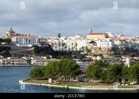 Porto e chiesa di Santa Maria, Mao, Mahon, Minorca Foto Stock