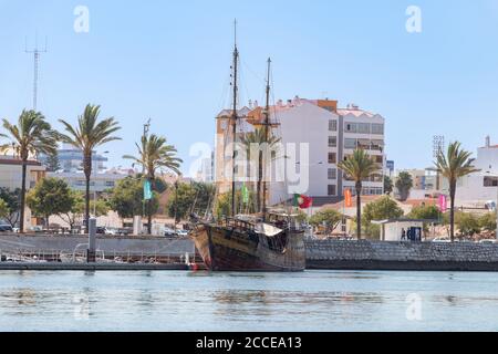 Portimao, Portogallo - 11 luglio 2020: Nave pirata di Santa Bernarda, nave turistica portoghese ormeggiata a Portimao Foto Stock