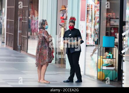 Portimao, Portogallo - 11 luglio 2020: Lo staff del negozio di profumi sta presentando un prodotto ad un cliente nel centro commerciale Aqua Portimao di Algarve. Siamo noi Foto Stock