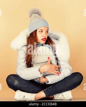 Questo è il mio. Felice vacanze invernali. donna in beanie hat con zaino. influenza e della stagione fredda. Borsa in pelle alla moda. caldo abbigliamento invernale. shopping. ragazza in cappotto soffiato. Pelliccia di moda. Foto Stock