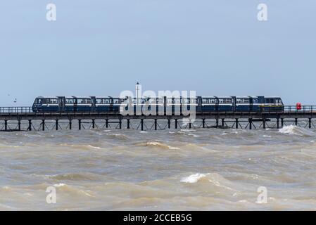 Southend Pier treno a Southend su Sea, Essex, Regno Unito, durante gli alti venti di Storm Ellen, in alta marea. Grandi onde sull'estuario del Tamigi intorno alle gambe del molo Foto Stock