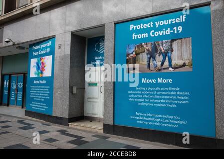 Slough, Regno Unito. 21 agosto 2020. COVID-19 poster di informazione pubblica esposti nelle vetrine del centro città. Slough è stata elencata dal Public Health England (PHE) e dal Department of Health and Social Care (DHSC) come ‘area di preoccupazione’ per COVID-19 a seguito di un aumento dei casi positivi di coronavirus nelle ultime due settimane. Credit: Mark Kerrison/Alamy Live News Foto Stock