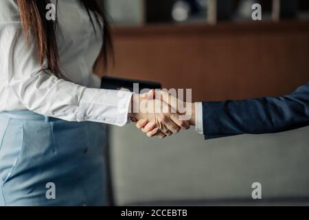 Abbia un Buon giorno. Due colleghi donne salutano, si separano o si congratulano mentre si incontrano in ufficio. Saluto, benvenuto, concetto di addio Foto Stock