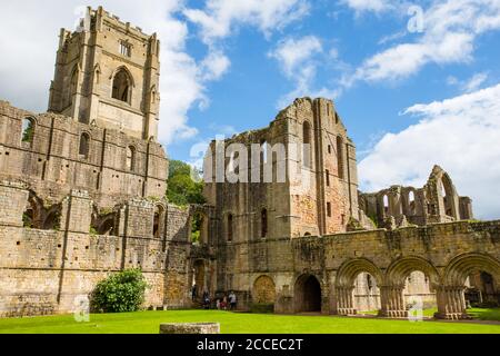 Fontane Abbey rovinato monastero cistercense, Yorkshire, Inghilterra Foto Stock