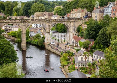 In barca sotto il viadotto di Knaresborough sul fiume Nidd, Yorkshire, Inghilterra Foto Stock