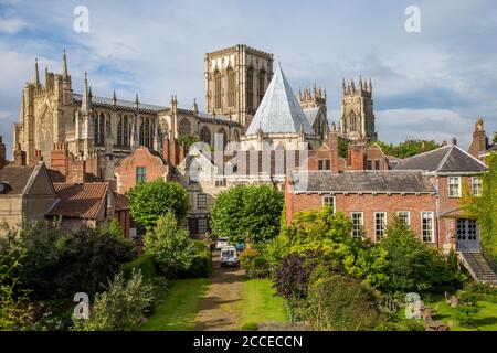 York Minster cattedrale gotica vista dalle mura della città, York, Yorkshire, Inghilterra Foto Stock