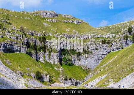 Gordale Scar pietra calcarea burrone nello Yorkshire Dales National Park, Yorkshire, Inghilterra Foto Stock