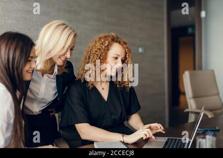 bella intelligente grazioso attraente elegante partner di affari femminile hanno riunione in linea con investitore potenziale, riunirsi in cerchio vicino al tavolo wi Foto Stock