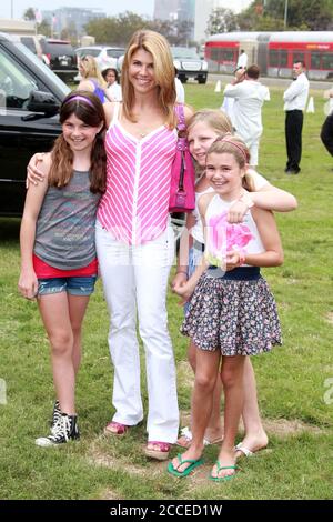 LOS ANGELES, CA - 13 giugno: Lori Loughlin frequentare la ventunesima edizione del "un tempo per gli eroi' celebrity picnic al Wadsworth Theatre su Giugno 13, 2010 a Los Angeles, California. Persone: Lori Loughlin Foto Stock