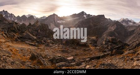 Splendida vista dal monte Gokyo Ri, al tramonto Foto Stock