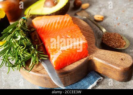 Fonti animali e vegetali di acidi omega-3 come salmone, avocado, semi di lino, noci Foto Stock