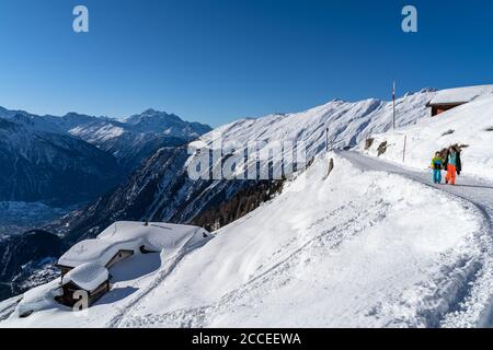 Europa, Svizzera, Vallese, Belalp, madre e figlio sul sentiero invernale da Belalp all'Aletschbord Foto Stock