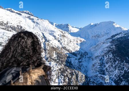 Europa, Svizzera, Vallese, Belalp, donna guarda al ghiacciaio innevato di Aletsch Foto Stock