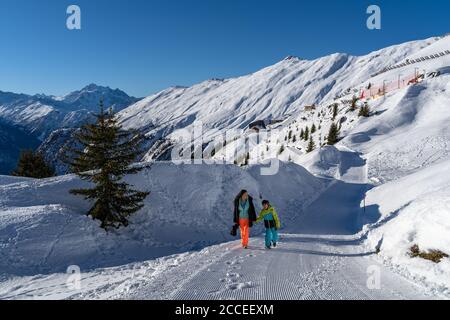 Europa, Svizzera, Vallese, Belalp, madre e figlio sul sentiero invernale da Belalp all'Aletschbord Foto Stock