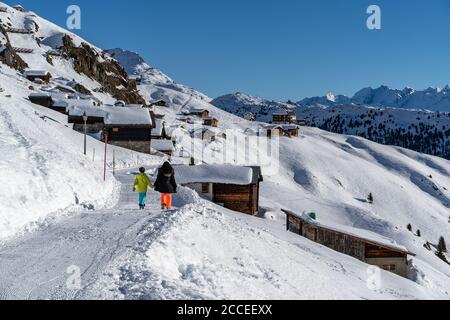 Europa, Svizzera, Vallese, Belalp, madre e figlio sul sentiero invernale da Belalp all'Aletschbord Foto Stock