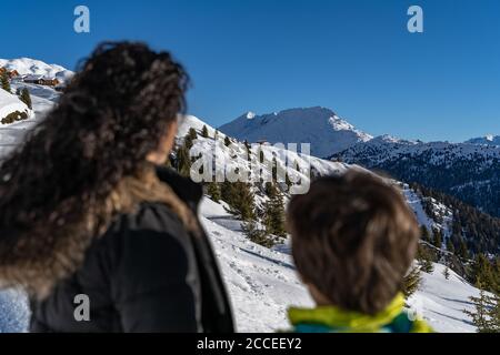 Europa, Svizzera, Vallese, Belalp, vista dell'Hotel Belalp con Eggishorn e Bettmerhorn sullo sfondo Foto Stock