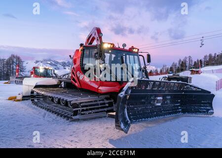 Europa, Svizzera, Vallese, Grächen, Hannigalp, innevamento nel comprensorio sciistico Hannigalp al tramonto Foto Stock