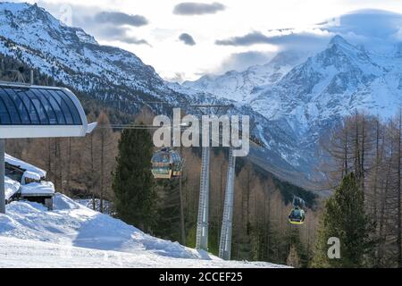 Europa, Svizzera, Vallese, Grächen, Hannigalp, vista delle gondole da favola della funivia Hannigalp Foto Stock