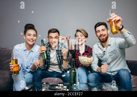 gli studenti sono appassionati di hockey, i giovani attivi e positivi sono appassionati di sport. sport amatoriali Foto Stock