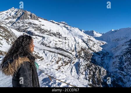 Europa, Svizzera, Vallese, Belalp, giovane donna guarda al ghiacciaio dell'Aletsch Foto Stock