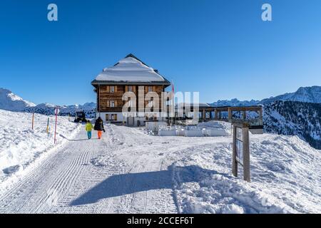 Europa, Svizzera, Vallese, Belalp, madre e figlio di fronte all'Hotel Belalp sull'Aletschbord Foto Stock