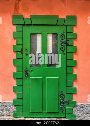 Porta esterna in legno verde con finiture in metallo Foto Stock