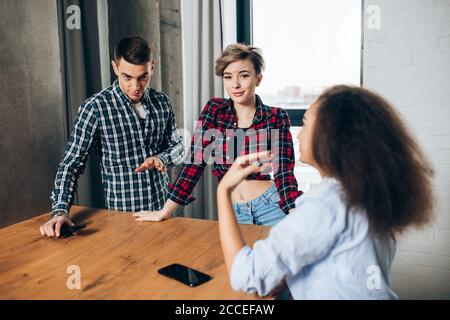 due designer attraenti stanno ascoltando le loro raccomandazioni del capo. impresa di startup. lavoro di hourst. lavoro. lavoro. Foto Stock