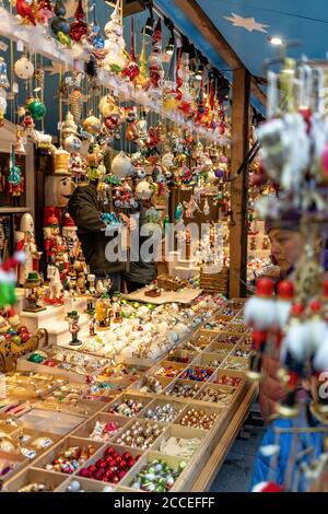 Europa, Germania, Baviera, Monaco di Baviera, centro città, Marienplatz, stand vendita d'atmosfera presso il mercatino di Natale di Marienplatz Monaco Foto Stock