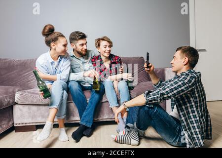 un'azienda positiva sta guardando la fotocamera dello smartphone. foto a lunghezza intera Foto Stock