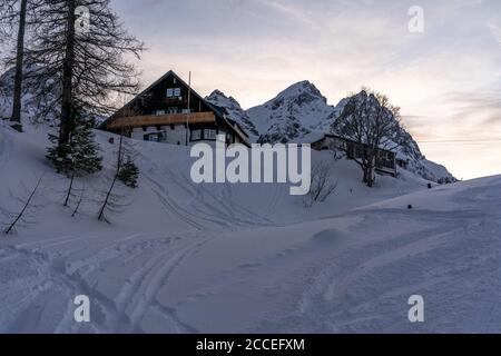 Europa, Austria, Alpi Berchtesgaden, Salisburgo, Werfen, atmosfera serale al Ostpreussenhütte Foto Stock