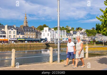 Binic-Etables-sur-Mer, Francia - 24 agosto 2019: Una coppia anziana che cammina lungo l'argine di Binic, dipartimento di Cotes-d'Armor, Bretagna, Francia Foto Stock