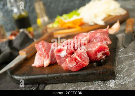 Carne cruda con spezie. Vista dall'alto fette di carne fresca cruda con sale, spezie ed erbe Foto Stock