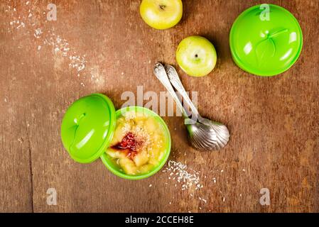 Porridge di riso con cannella e mele verdi Foto Stock