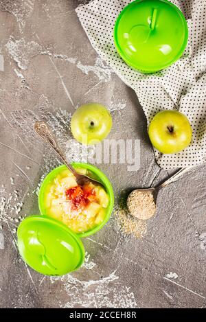 Porridge di riso con cannella e mele verdi Foto Stock